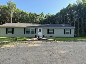 Exterior - Spacious 4-bedroom house in beautiful Bangor with AC, WiFi (Bangor)