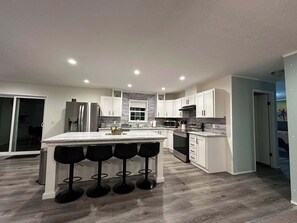 Microwave, oven, stovetop, dishwasher - Spacious 4-bedroom house in beautiful Bangor with AC, WiFi (Bangor)