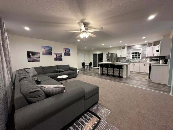 Smart TV - Spacious 4-bedroom house in beautiful Bangor with AC, WiFi (Bangor)