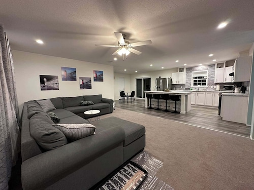 Spacious 4-bedroom house in beautiful Bangor with AC, WiFi