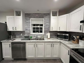 Microwave, oven, stovetop, dishwasher - Spacious 4-bedroom house in beautiful Bangor with AC, WiFi (Bangor)