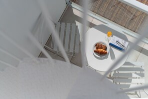 A white outdoor table with a croissant, a glass of orange juice, and a menu. - TARAZET 1 by Buenavilla | Modern townhouse with pool (Playa Blanca)