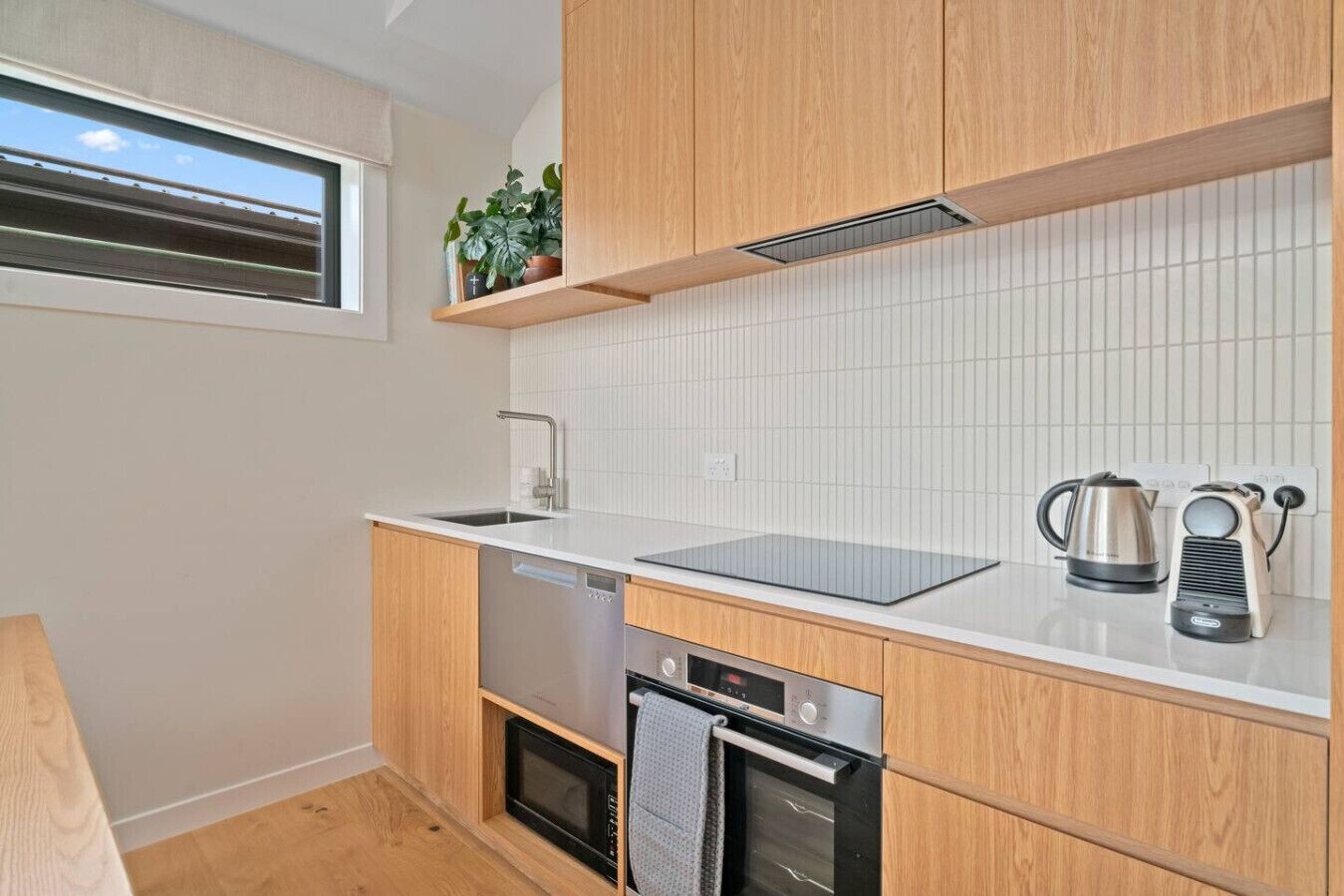 Jääkaappi, mikroaaltouuni, uuni, liesi