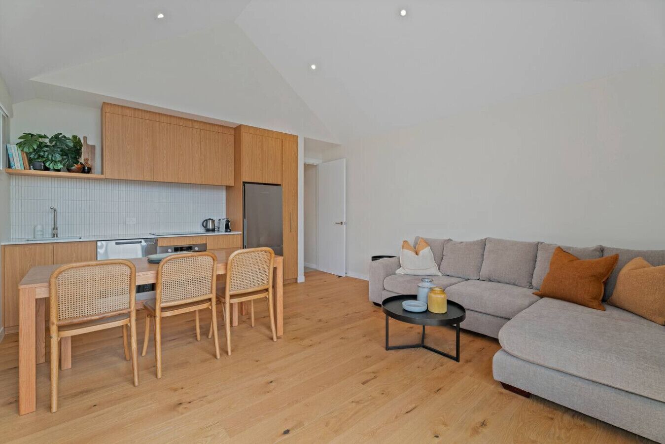 Un apartamento moderno con cocina, comedor y sala de estar.