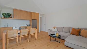 Un apartamento moderno con cocina, comedor y sala de estar.