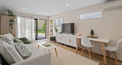 Lake Wakatipu & Mountain Views, Close To Downtown