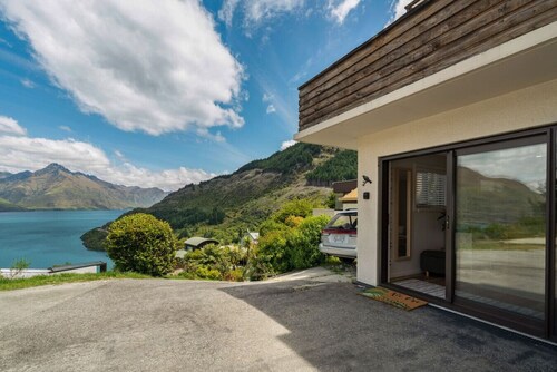 Lake Wakatipu & Mountain Views, Close To Downtown