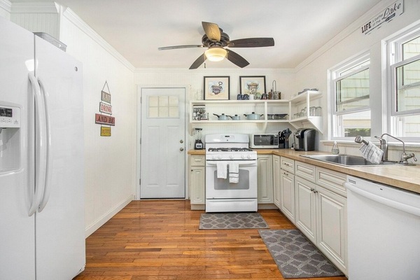 Frigorifero, microonde, forno, piano cottura