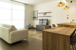 Standard Suite, City View | Living area