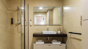 Suite, balkon, uitzicht op de stad | Badkamer