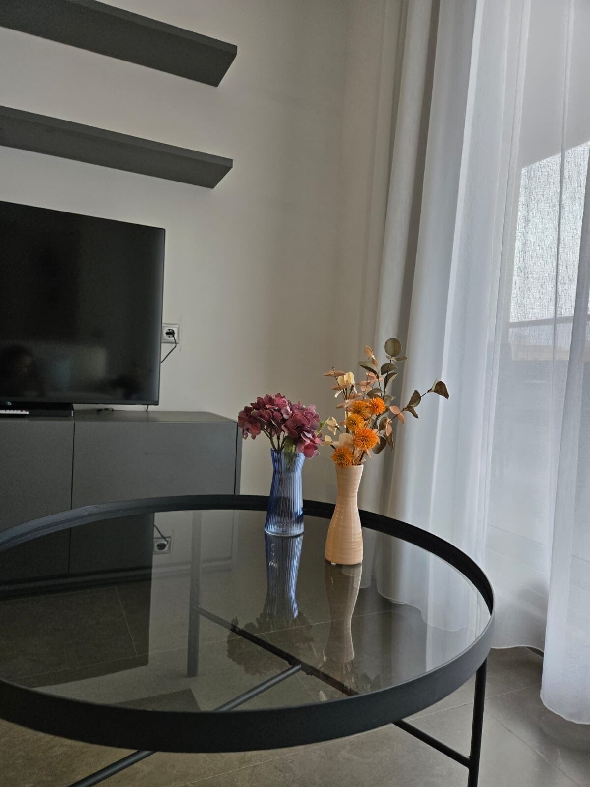 Appartement, balkon, uitzicht op zwembad | Woonruimte | Televisie