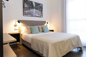 Standard-Apartment, Poolblick | Schallisolierte Zimmer, kostenloses WLAN