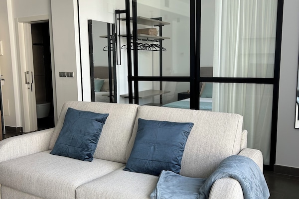 Departamento, balcón, vista a la alberca | Área de sala de estar