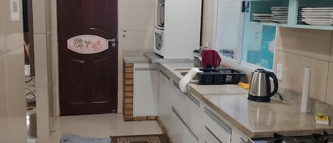 冷蔵庫、電子レンジ、オーブン、コンロ