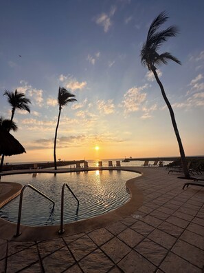 Outdoor pool - Oceanfront charming 2-bedroom condo with AC, WiFi in superb Nuevo Vallarta (Nuevo Vallarta)