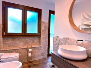 Douche, sèche-cheveux, bidet, serviettes fournies