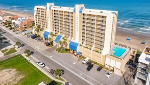 Un hotel moderno con varios balcones con vistas a la playa.