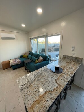 Living area - Charming bungalow in beautiful Tucson with AC, WiFi (Tucson)