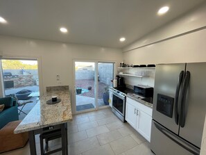 Private kitchen - Charming bungalow in beautiful Tucson with AC, WiFi (Tucson)