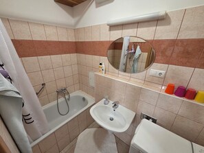 Séchoir à cheveux, serviettes fournies, savon, papier de toilette