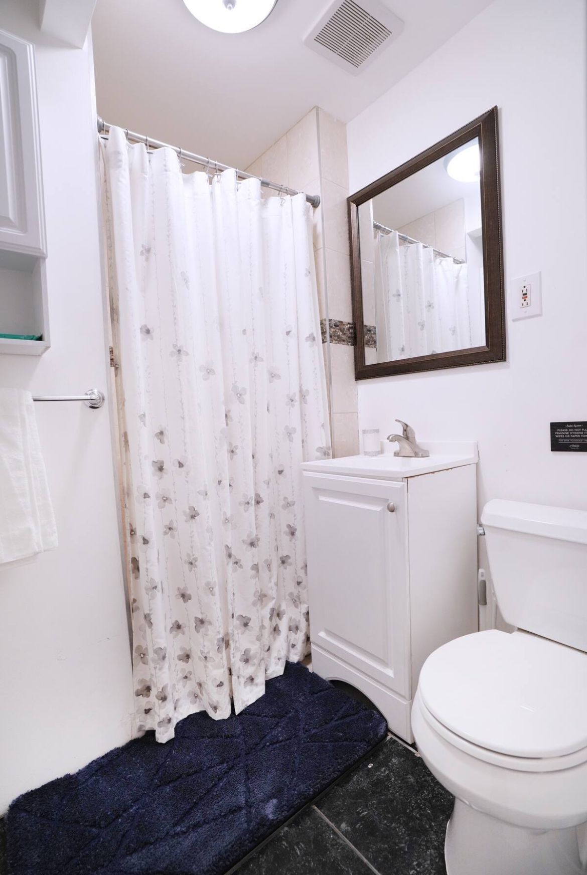 Regadera, secadora de cabello, toallas, jabón 