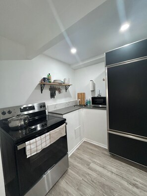 Fridge, microwave, oven, stovetop - Long Island City Coze (Queens)