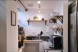 Frigorífico, microondas, horno y placa de cocina