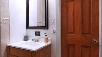 Ducha, secador de pelo, toallas, jabón