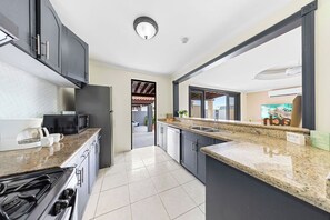 Frigorifero, microonde, forno, piano cottura