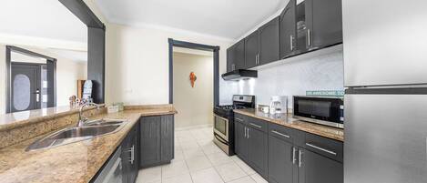 Kjøleskap, mikrobølgeovn, ovn og kokeplater