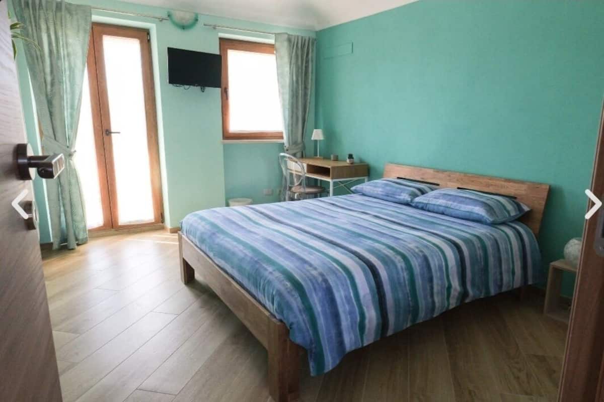 Chambre Double, 1 lit double, salle de bains commune, vue ville | Bureau, Wi-Fi gratuit, draps fournis