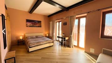 Habitación cuádruple Deluxe, baño en la habitación, vista al patio | Escritorio, wifi gratis y ropa de cama