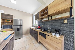 Réfrigérateur, micro-ondes, plaque de cuisson, cafetière/bouilloire