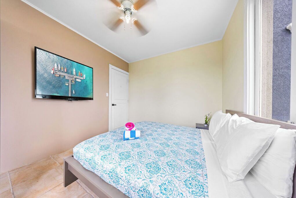 1 dormitorio, tabla de planchar con plancha, wifi y ropa de cama
