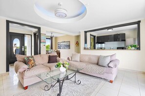 Smart TV - Opal 90 · Luxurious 4-bedroom Getaway in Noord (Noord)