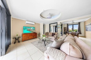 Smart TV - Opal 90 · Luxurious 4-bedroom Getaway in Noord (Noord)