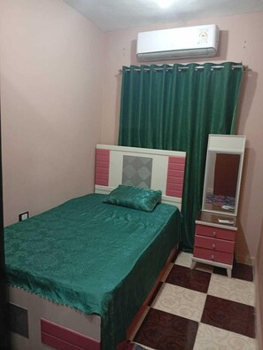 Basic Room | Blackout drapes, iron/ironing board, free WiFi - Migo pyramids View (Giza)