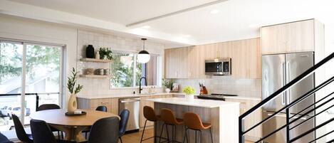 Frigorífic, microones, forn i placa de cuina