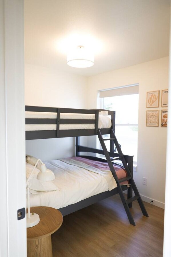 3 bedrooms, desk, iron/ironing board, free WiFi