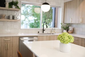 Réfrigérateur, four à micro-ondes, un four, surface de cuisson