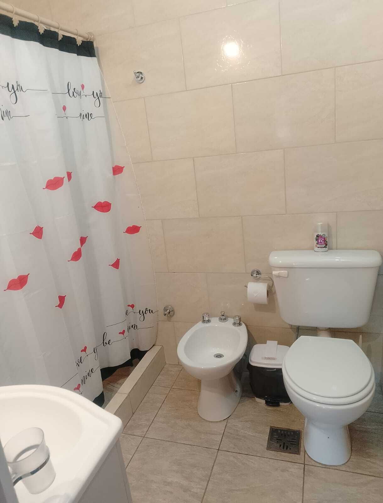 Et badeværelse med toilet, bidet og håndvask.
