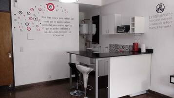 Studio, City View | Private kitchen