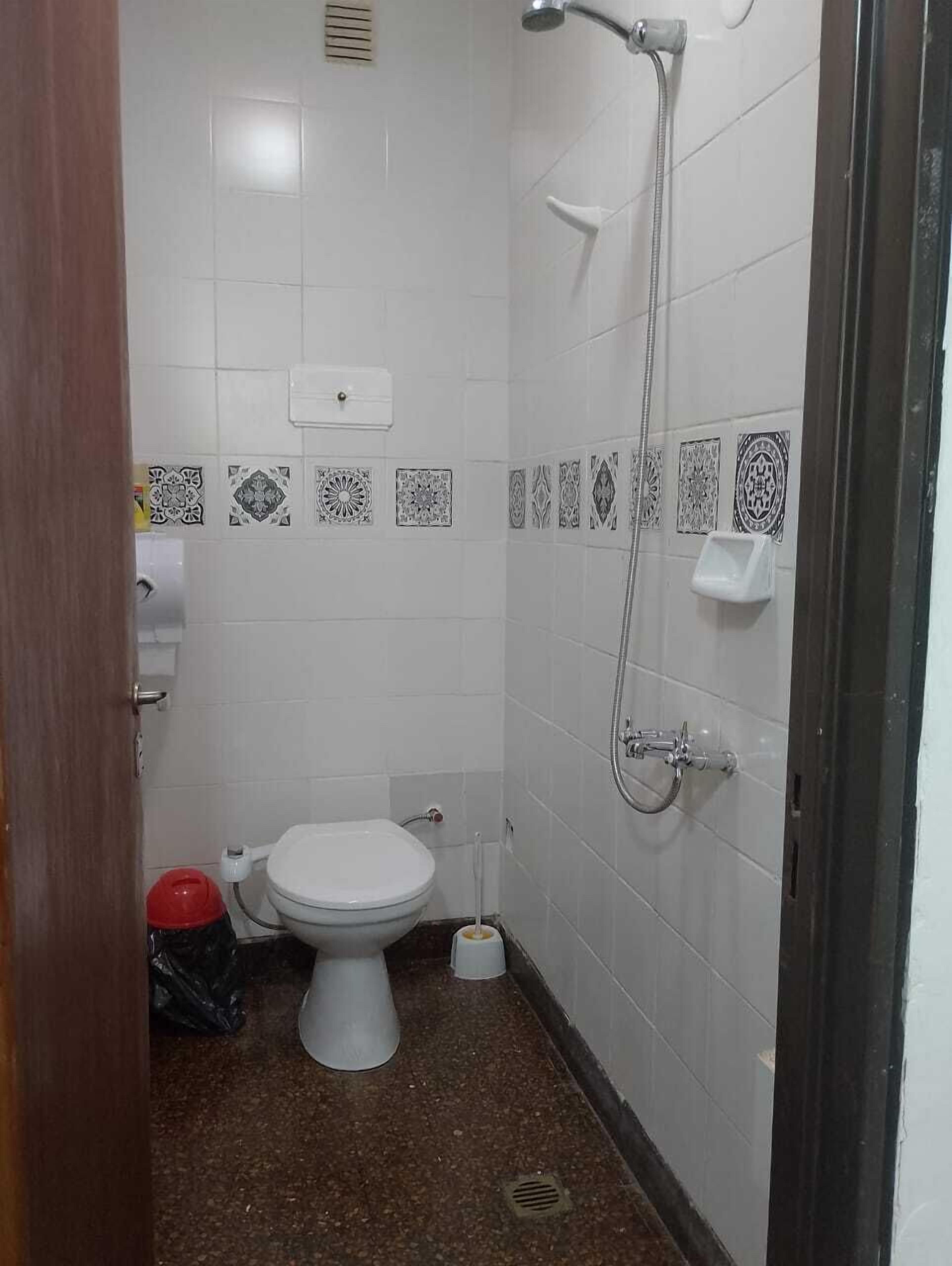 Une petite salle de bain compacte, équipée de toilettes, d’un bidet et d’une douche.