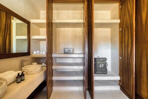 Ducha, secador de pelo, toallas, jabón