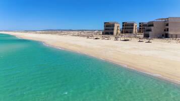 Vista frontal de la propiedad por la tarde o noche