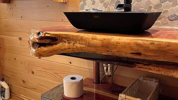 Secador de cabelo, toalhas de banho, sabonete, shampoo