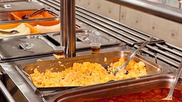Café da manhã com buffet grátis todos os dias