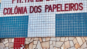 Fachada de edificio con un diseño de cuadrícula y un letrero que dice "FTL PAPEL EST. SP COLÓNIA DOS PAPELEIROS".