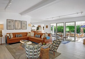 Smart TV, chimenea, libros