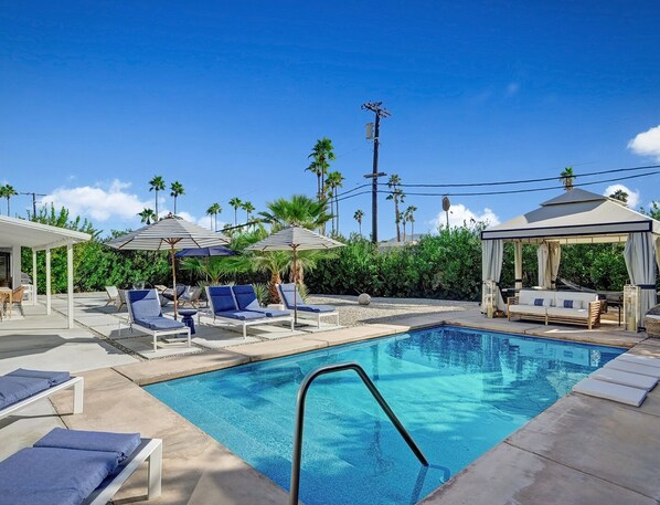 Una piscina al aire libre, una piscina climatizada